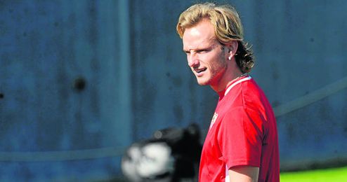 Liverpool, Lazio y Lokomotiv de Moscú pretenden amenazar la estabilidad que Rakitic ha encontrado en Sevilla. Liverpool, Lazio y Lokomotiv de Moscú pretenden amenazar la estabilidad que Rakitic ha encontrado en Sevilla.