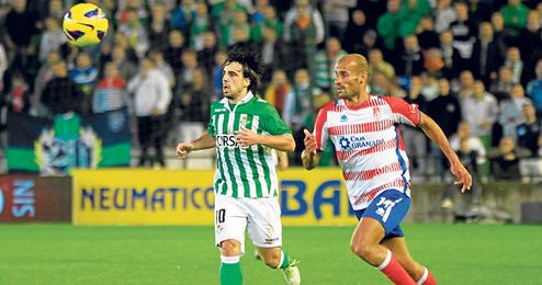 Los vizcaínos Beñat Etxeberría y Mikel Rico, en un lance del Betis-Granada de esta temporada. Los vizcaínos Beñat Etxeberría y Mikel Rico, en un lance del Betis-Granada de esta temporada.