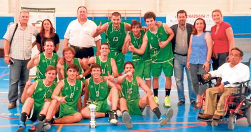 Los ganadores de la ´Final Four´ posan con el delegado de la FAB en Sevilla. Los ganadores de la ´Final Four´ posan con el delegado de la FAB en Sevilla.