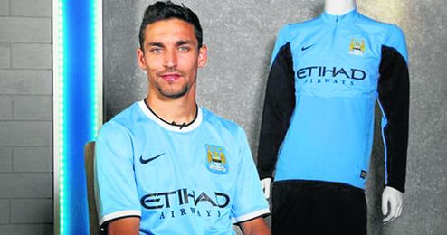 Jesús Navas, en la imagen posando con la camiseta del Manchester City, celebra que su nuevo club haya fichado para el banquillo a Manuel Pellegrini. Jesús Navas, en la imagen posando con la camiseta del Manchester City, celebra que su nuevo club haya fichado para el banquillo a Manuel Pellegrini.
