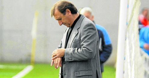 El que fuera míster alcalareño desde 2008, José Antonio Asián, no se impacienta a la hora de renovar con el club. El que fuera míster alcalareño desde 2008, José Antonio Asián, no se impacienta a la hora de renovar con el club.