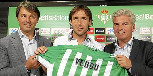 Miguel Guillén y Vlada Stosic posan junto al nuevo jugador del Betis, Joan Verdú. Miguel Guillén y Vlada Stosic posan junto al nuevo jugador del Betis, Joan Verdú.