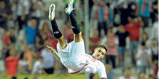 Jesús Navas ya fue manteado antes de hacerse oficial su marcha al City Jesús Navas ya fue manteado antes de hacerse oficial su marcha al City