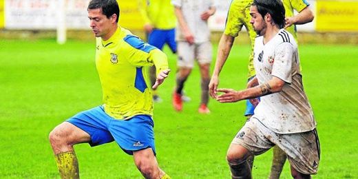 Víctor Salas, en un lance ante el Atlético Ceuta; el aruncitano ha sido pieza clave en los amarillos. Víctor Salas, en un lance ante el Atlético Ceuta; el aruncitano ha sido pieza clave en los amarillos.