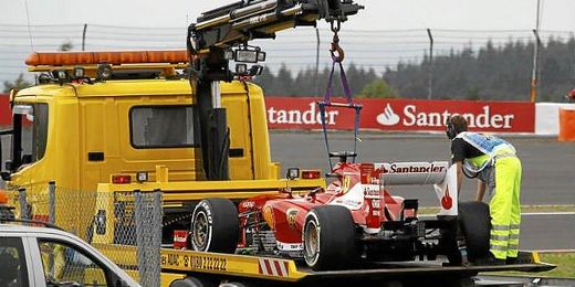 La grúa se lleva el Ferrari de Alonso. La grúa se lleva el Ferrari de Alonso.