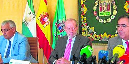 Encuentro entre los rectores de las dos Universidades de Sevilla y el presidente de la Diputación. Encuentro entre los rectores de las dos Universidades de Sevilla y el presidente de la Diputación.