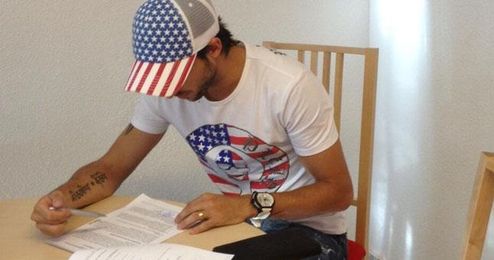 Pareja firma su contrato Pareja firma su contrato