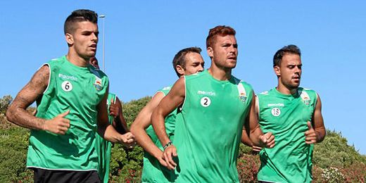 Álex Martínez no se ha entrenado con sus compañeros por una virasis intestinal. Álex Martínez no se ha entrenado con sus compañeros por una virasis intestinal.
