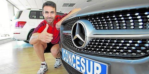 Santos Pargaña posa en el concesionario donde trabaja. Santos Pargaña posa en el concesionario donde trabaja.