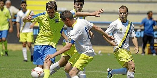 El mediocentro aruncitano Víctor Salas pugna con el capitán del San Juan. El mediocentro aruncitano Víctor Salas pugna con el capitán del San Juan.