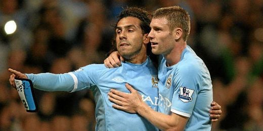 Carlos Tévez celebra un gol con Milner en el Manchester City. Carlos Tévez celebra un gol con Milner en el Manchester City.