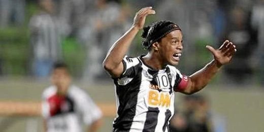Ronaldinho fue clave en el triunfo de su equipo Ronaldinho fue clave en el triunfo de su equipo