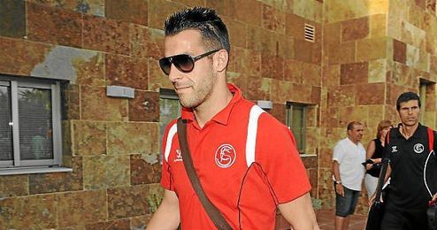 Álvaro Negredo, a la llegada de la expedición sevillista a Costa Ballena. Álvaro Negredo, a la llegada de la expedición sevillista a Costa Ballena.