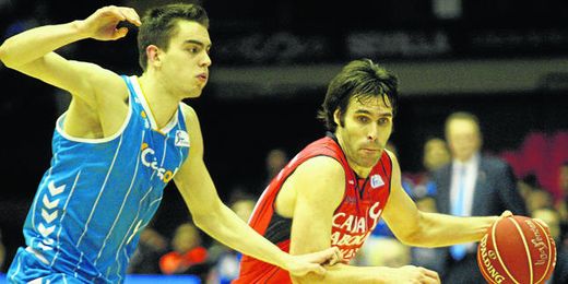 Tomas Satoransky persigue a Fernando San Emeterio que podría poner rumbo a un equipo turco. Tomas Satoransky persigue a Fernando San Emeterio que podría poner rumbo a un equipo turco.
