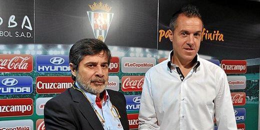 Pablo Villa junto al presidente del Córdoba, Carlos González, el día de su presentación. Pablo Villa junto al presidente del Córdoba, Carlos González, el día de su presentación.