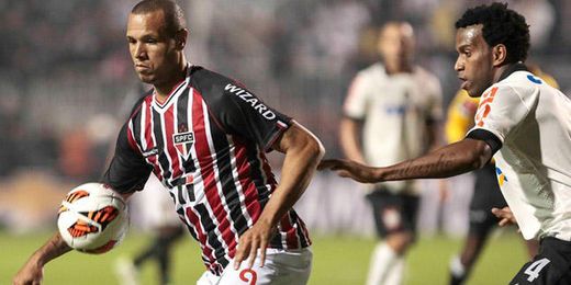 Luis Fabiano durante la final de la Recopa Sudamericana Luis Fabiano durante la final de la Recopa Sudamericana