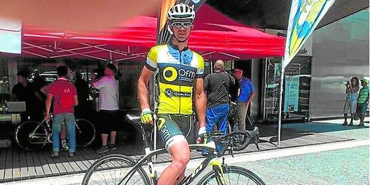El ciclista carmonense con el maillot de su equipo, el OFM portugués El ciclista carmonense con el maillot de su equipo, el OFM portugués