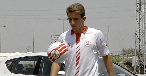 Carriço, durante su presentación como futbolista del Sevilla. Carriço, durante su presentación como futbolista del Sevilla.