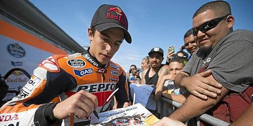 Marc Márquez firma autógrafos tras la carrera Marc Márquez firma autógrafos tras la carrera