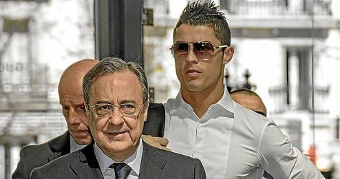 Florentino Pérez, en segundo plano Cristiano Ronaldo. Florentino Pérez, en segundo plano Cristiano Ronaldo.