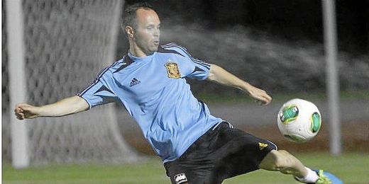 Andrés Iniesta ve con buenos ojos la llegada de Martino. Andrés Iniesta ve con buenos ojos la llegada de Martino.