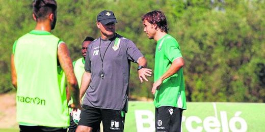Mel dialoga con Verdú durante un entrenamiento Mel dialoga con Verdú durante un entrenamiento