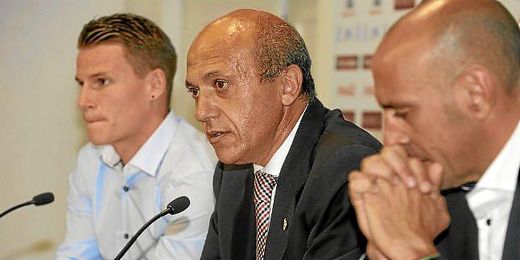 José María del Nido, ayer, durante la presentación de Gameiro acompañado por Monchi. José María del Nido, ayer, durante la presentación de Gameiro acompañado por Monchi.