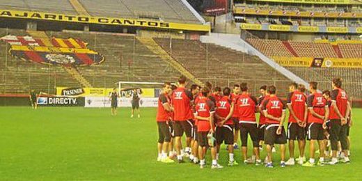 La plantilla sevilista durante el entrenamiento en el Monumental. La plantilla sevilista durante el entrenamiento en el Monumental.
