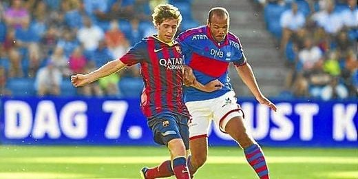 Sergi Roberto pugna por un balón contra un jugador del Valerenga. Sergi Roberto pugna por un balón contra un jugador del Valerenga.