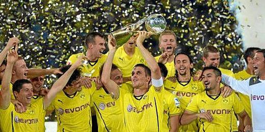 Los jugadores del Borussia de Dortmund celebran la conquista de la Supercopa alemana. Los jugadores del Borussia de Dortmund celebran la conquista de la Supercopa alemana.