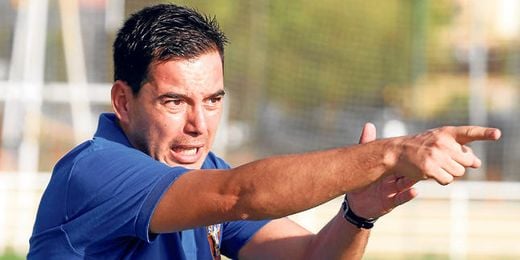 Marco Fernández, entrenador del Cerro, con gesto expresivo durante un encuentro de Liga de la pasada Liga. Marco Fernández, entrenador del Cerro, con gesto expresivo durante un encuentro de Liga de la pasada Liga.