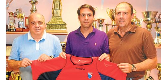 Del Valle (centro), flanqueado por el presidente Manuel Fernández (a su derecha) y el míster Manuel Pozo. Del Valle (centro), flanqueado por el presidente Manuel Fernández (a su derecha) y el míster Manuel Pozo.