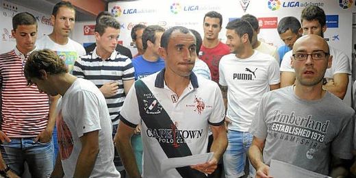 La plantilla del Mirandés agradeciendo el esfuerzo de la afición. La plantilla del Mirandés agradeciendo el esfuerzo de la afición.