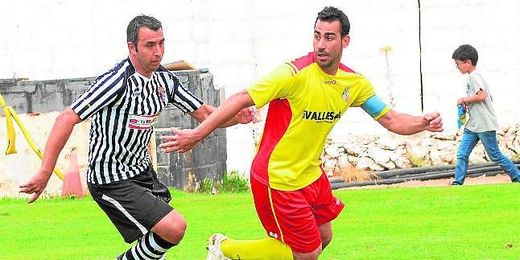 El mediocentro blanquinegro Fito estaría cerca de renovar; en la imagen, en un lance ante el Collado Villalba. El mediocentro blanquinegro Fito estaría cerca de renovar; en la imagen, en un lance ante el Collado Villalba.