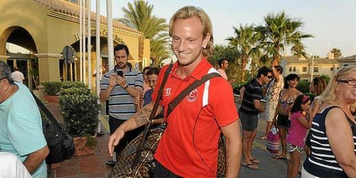 El capitán del Sevilla está muy contento de jugar con su selección. El capitán del Sevilla está muy contento de jugar con su selección.