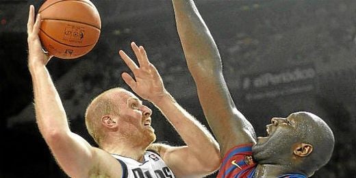 Kaman cuando jugaba en Dallas en un amistoso frente al Barça Kaman cuando jugaba en Dallas en un amistoso frente al Barça