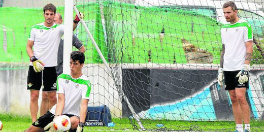 Guillermo Sara y Stephan Andersen observan al meta juvenil Álex Lázaro durante un entrenamiento de la primera plantilla. Guillermo Sara y Stephan Andersen observan al meta juvenil Álex Lázaro durante un entrenamiento de la primera plantilla.