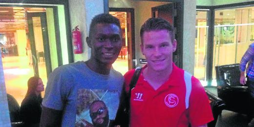 Moussa Keita conoció y posó con Gameiro. Moussa Keita conoció y posó con Gameiro.