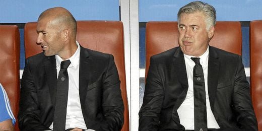 Zidane y Ancelotti, en el banquillo madridista. Zidane y Ancelotti, en el banquillo madridista.
