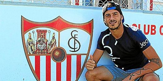 Diogo Figueiras, lateral diestro del Sevilla, posa para ESTADIO en la ciudad deportiva. Diogo Figueiras, lateral diestro del Sevilla, posa para ESTADIO en la ciudad deportiva.