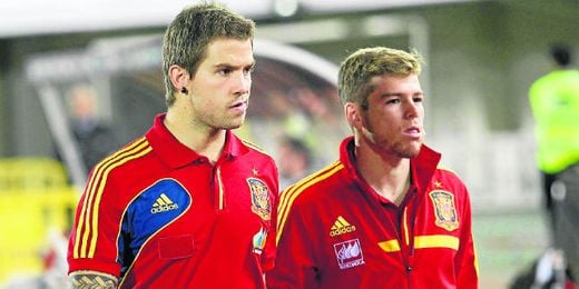 Alberto Moreno, junto a Íñigo Martínez, tras una sesión de entrenamientos de la selección absoluta. Alberto Moreno, junto a Íñigo Martínez, tras una sesión de entrenamientos de la selección absoluta.