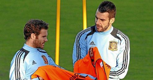 Negredo, junto a Juan Mata en un entrenamiento de la selección española. Negredo, junto a Juan Mata en un entrenamiento de la selección española.
