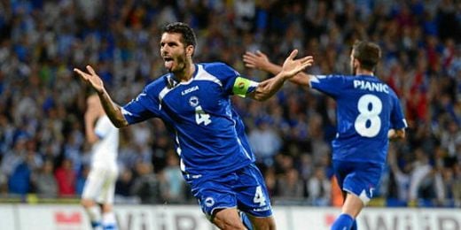 Emir Spahic es el líder de la zaga bosnia. Emir Spahic es el líder de la zaga bosnia.