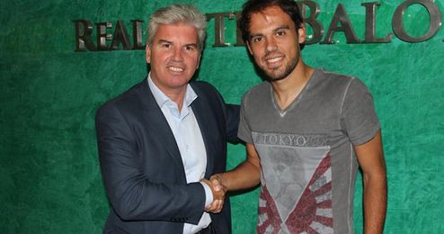 Guillén y Matilla tras firmar la renovación. Guillén y Matilla tras firmar la renovación.