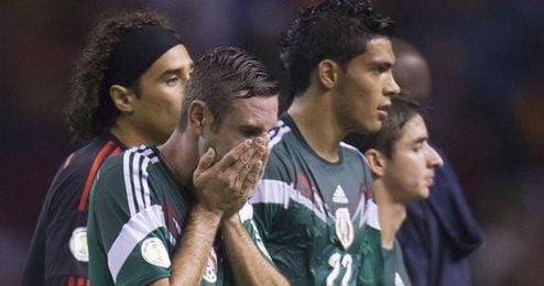 Los jugadores de México se lamentan tras perder ante Costa Rica por 2-1 Los jugadores de México se lamentan tras perder ante Costa Rica por 2-1