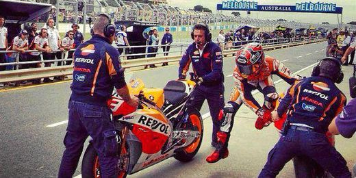 Marc Márquez, en el intercambio de moto en el GP de Australia. Marc Márquez, en el intercambio de moto en el GP de Australia.