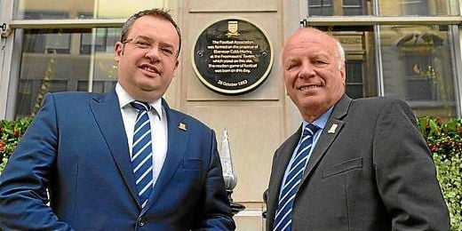 El presidente y el secretario general de la FA, Greg Dyke y Alex Horne, descubren una placa en el Grand Connaught Rooms. El presidente y el secretario general de la FA, Greg Dyke y Alex Horne, descubren una placa en el Grand Connaught Rooms.
