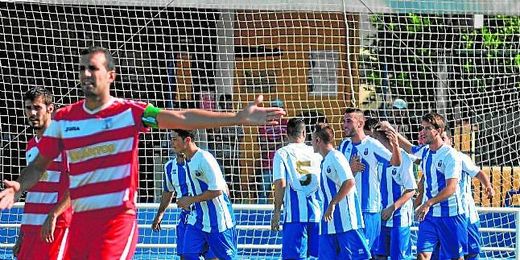 El Nervión celebra un gol en el primer partido de la temporada disputado frente al Paradas en el Antonio Puerta. El Nervión celebra un gol en el primer partido de la temporada disputado frente al Paradas en el Antonio Puerta.