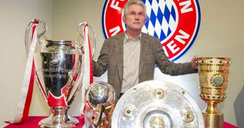 El alemán Jupp Heynckes posa junto a sus trofeos de la temporada pasada. El alemán Jupp Heynckes posa junto a sus trofeos de la temporada pasada.
