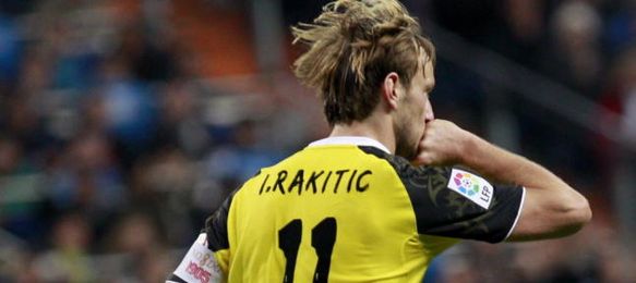 Rakitic celebra uno de sus dos goles en el Bernabéu. Rakitic celebra uno de sus dos goles en el Bernabéu.